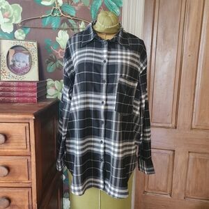 H&M Black & Gray Plaid Flannel Shirt | Long Sleeve Button-Up Overshirt | Women’s